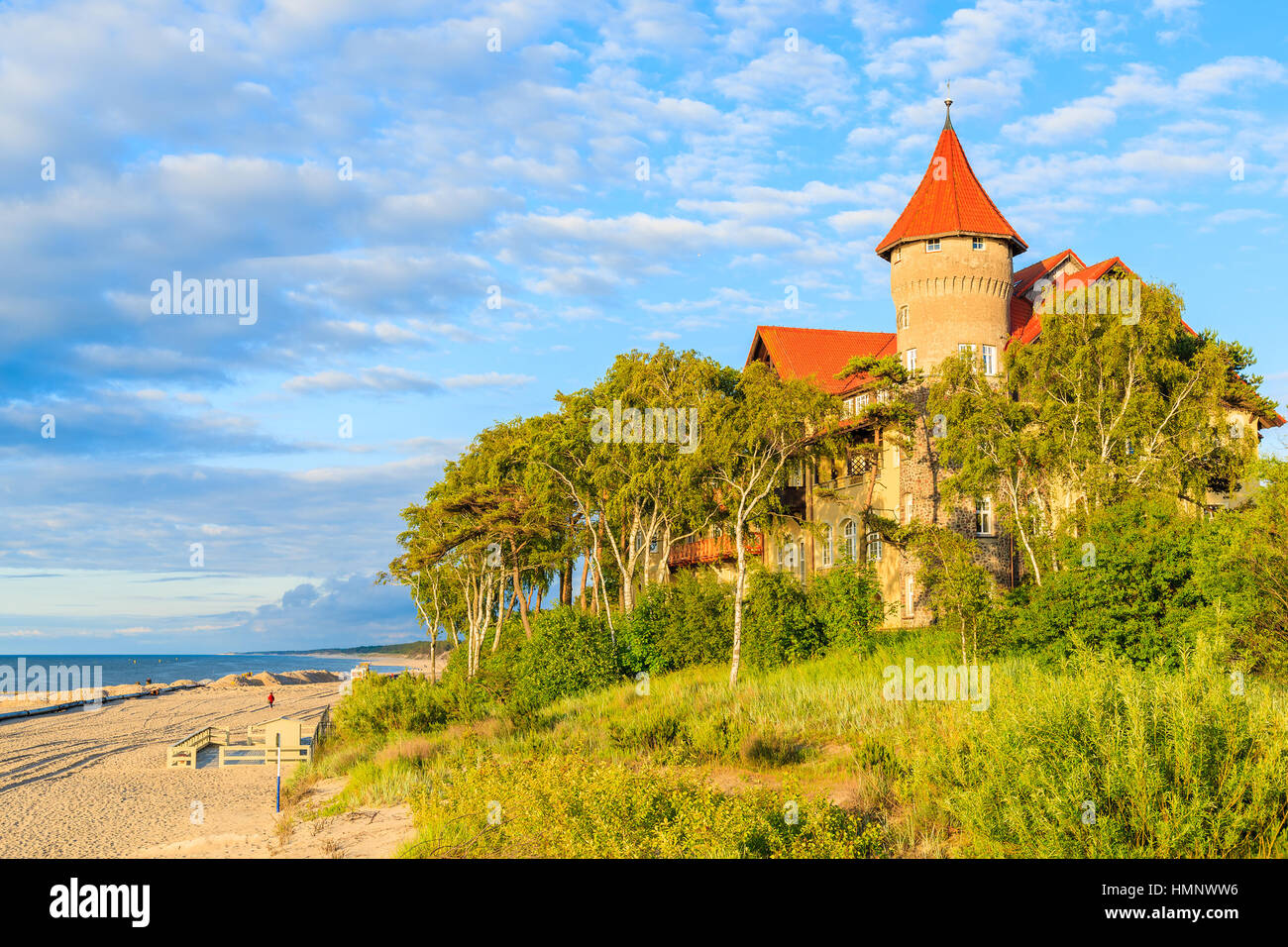 Ein Blick auf Leba Strand und historischen Hotelgebäude auf Sanddüne, Ostsee, Polen Stockfoto