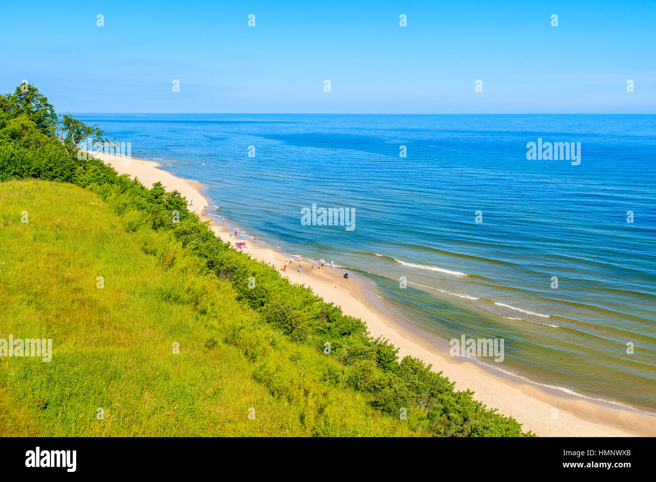 Blick auf Strand von hohen Felsen in Jastrzebia Gora, Ostsee, Polen Stockfoto