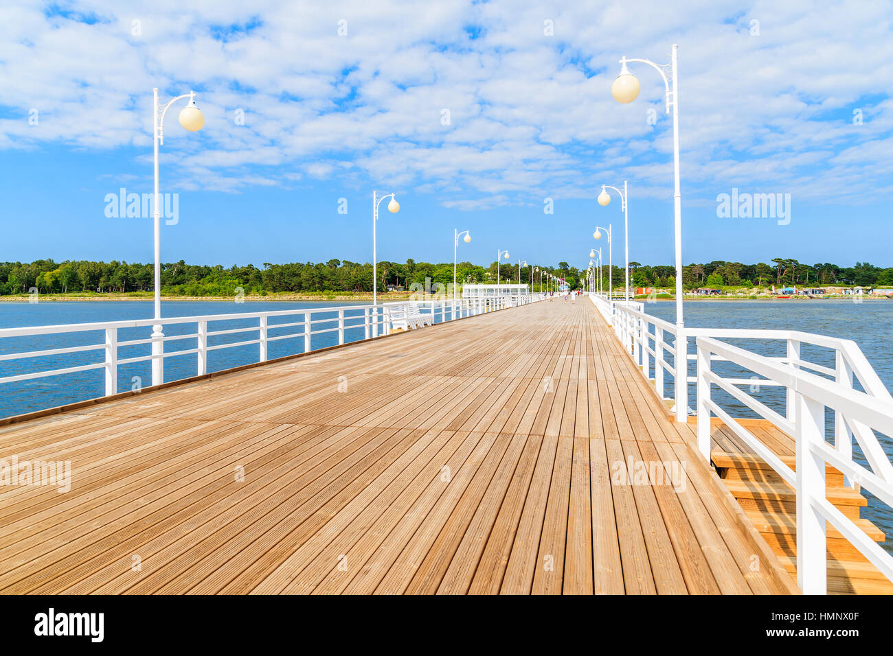 Ansicht von Jurata Pier im sonnigen Sommertag, Ostsee, Polen Stockfoto