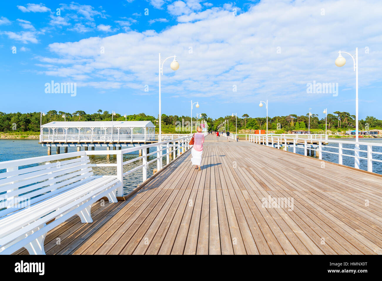 Ansicht von Jurata Pier im sonnigen Sommertag, Ostsee, Polen Stockfoto