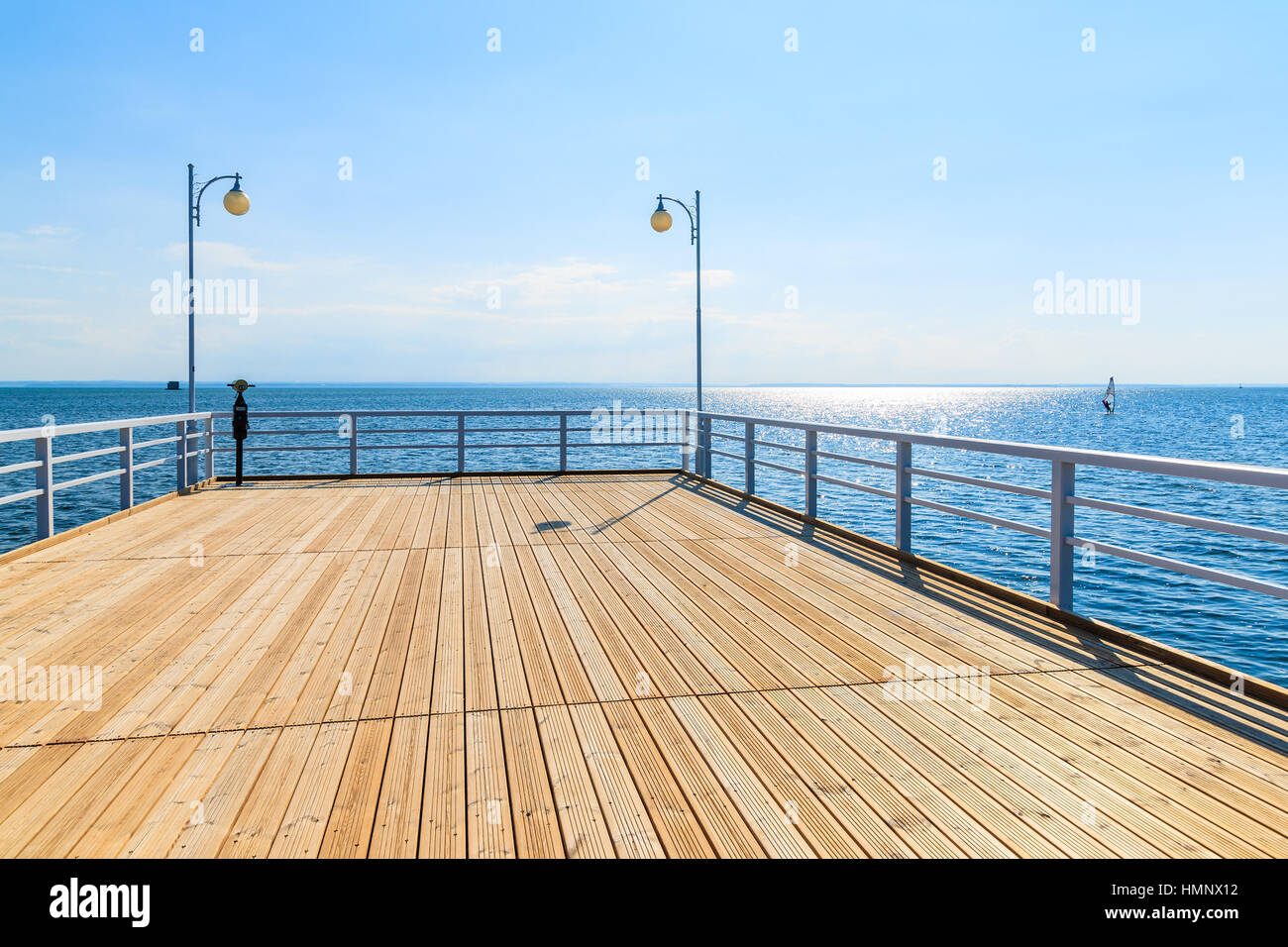 Ansicht von Jurata Pier im sonnigen Sommertag, Ostsee, Polen Stockfoto