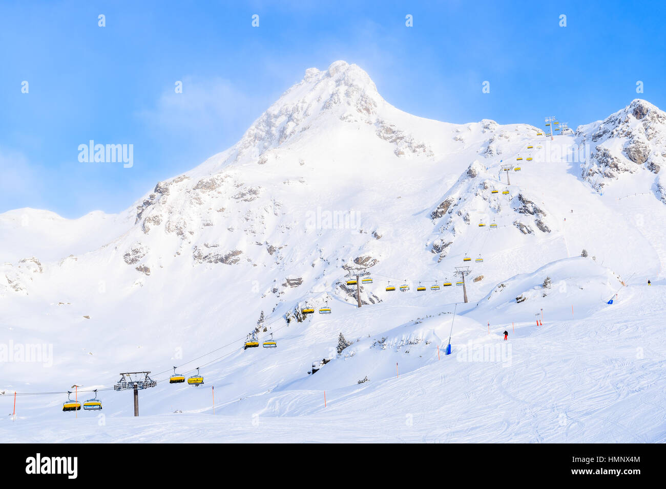 Blick auf Sesselbahn und Berge, bedeckt mit Neuschnee im Skigebiet Obertauern, Österreich Stockfoto