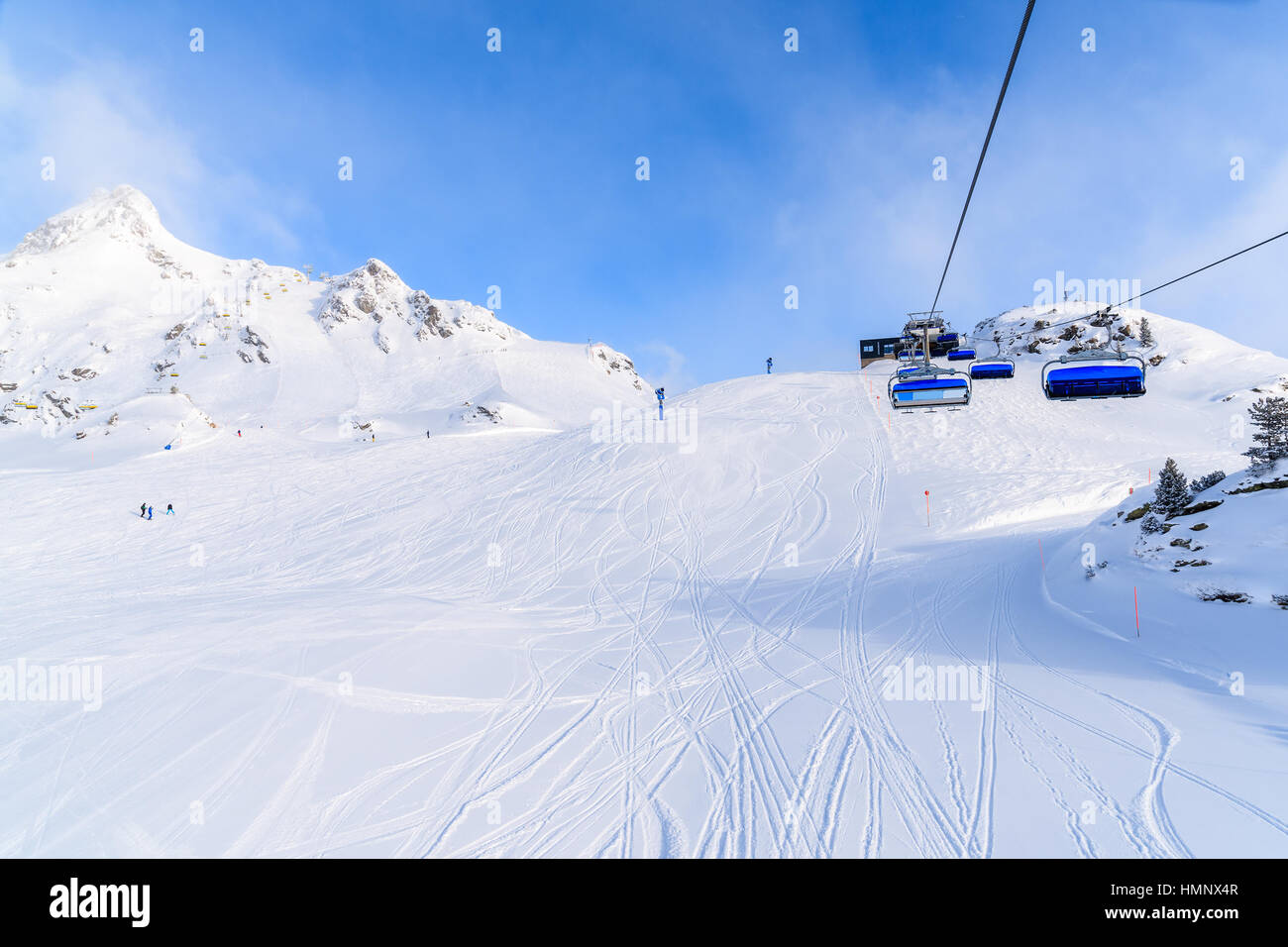 Blick auf den Sessellift und Ski Piste im Skigebiet Obertauern, Österreich Stockfoto