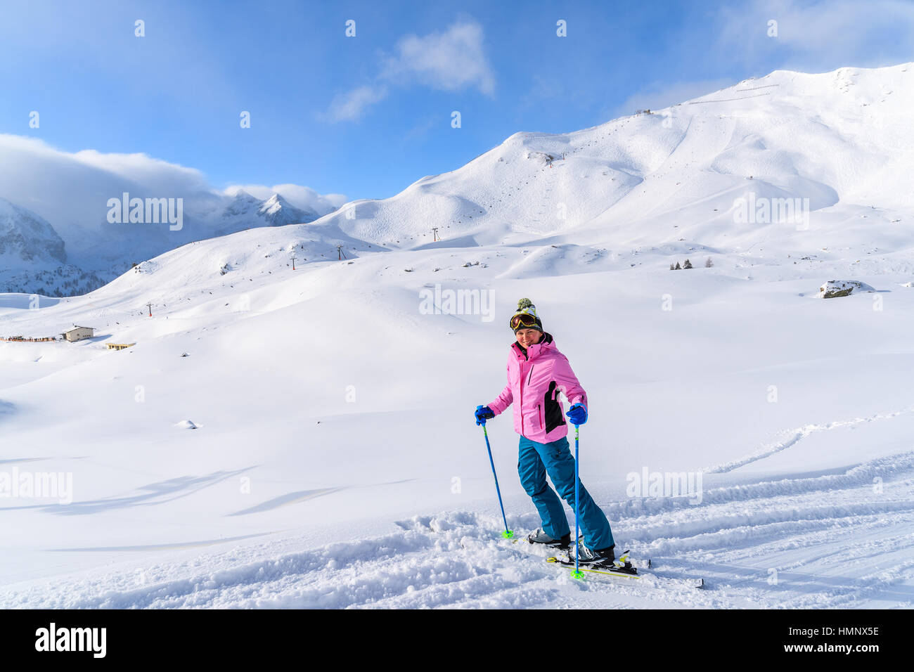 Junge Frau Skifahrer stehen auf Piste in Obertauern, Österreich Stockfoto