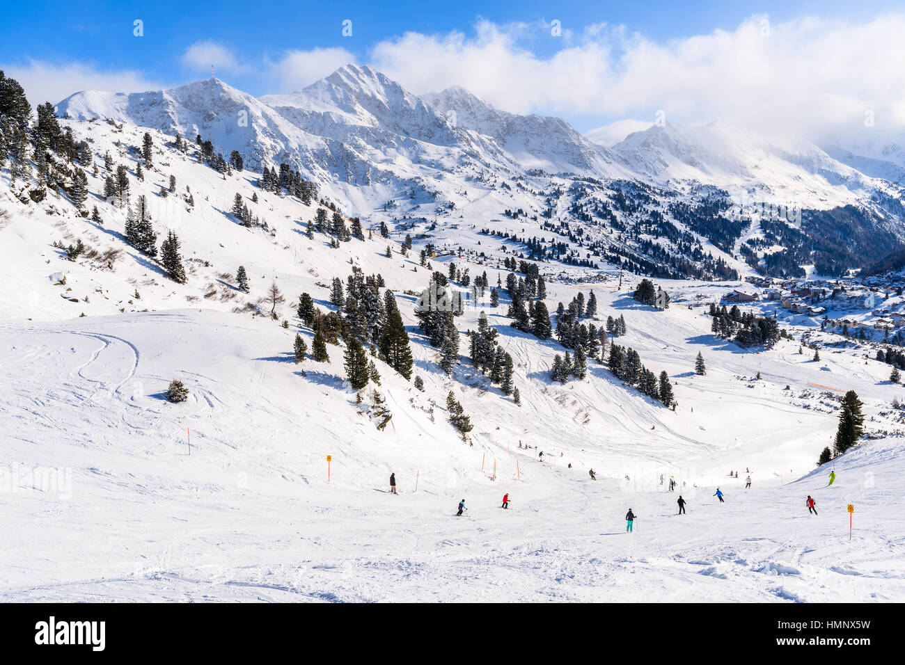 Blick auf Berge und Skipisten in Obertauern, Österreich Stockfoto
