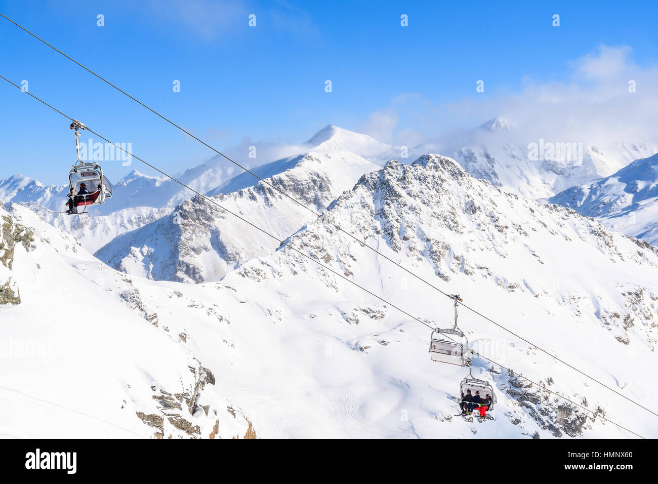 Blick auf Sesselbahnen und wunderschöne Winterlandschaft im Skigebiet Obertauern, Österreich Stockfoto