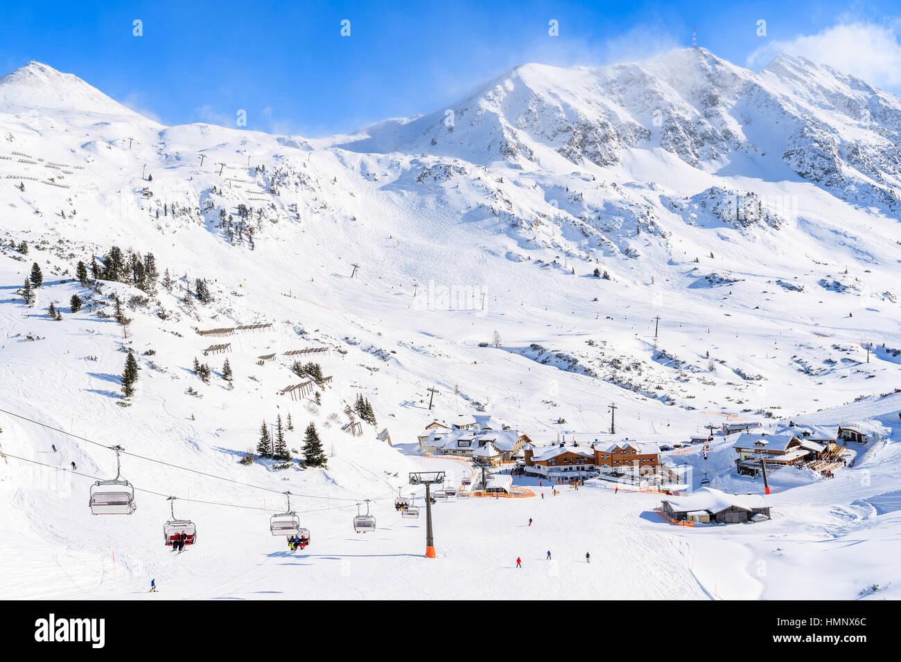 Blick auf Sesselbahnen und wunderschöne Winterlandschaft im Skigebiet Obertauern, Österreich Stockfoto