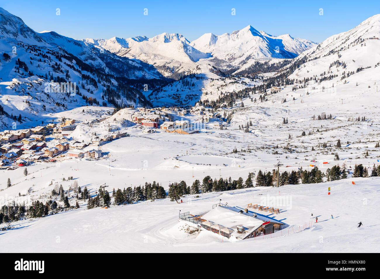 Blick auf die Hütte und Obertauern Dorf in der Wintersaison, Österreich Stockfoto