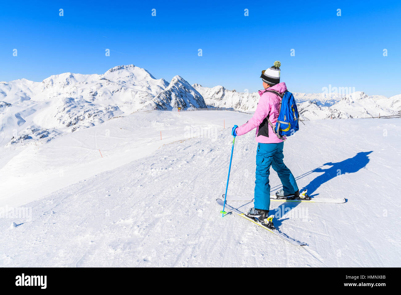 Junge Frau Skifahrer stehen auf Piste in Obertauern Winter Mountain Resort, Österreich Stockfoto