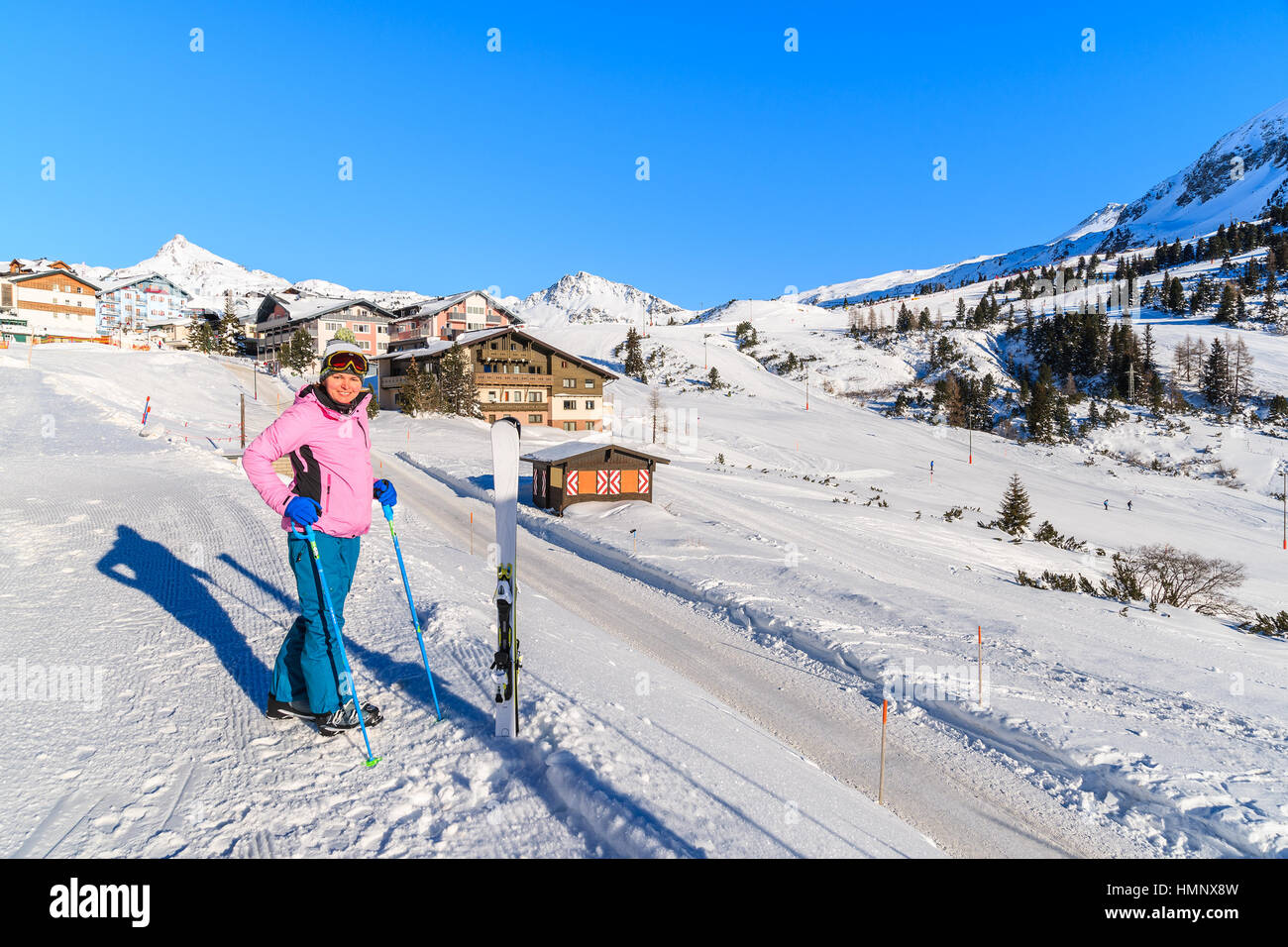 Junge Frau Skifahrer stehen in Obertauern Dorf im Winter Berglandschaft, Österreich Stockfoto