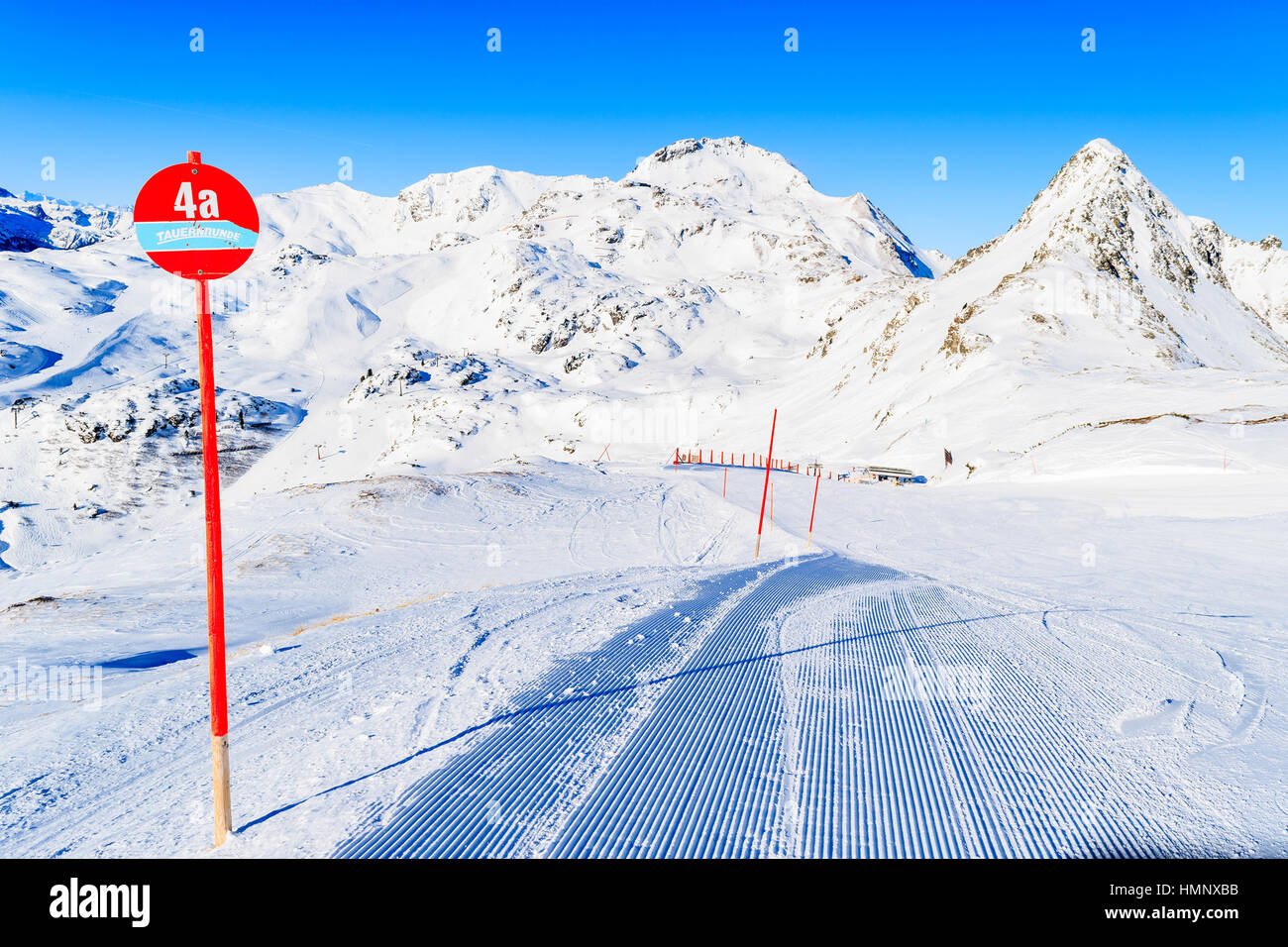 Rote Zeichen markieren Ski fahren rund um Obertauern Gesamtbereich "Tauernrunde", Österreich Stockfoto