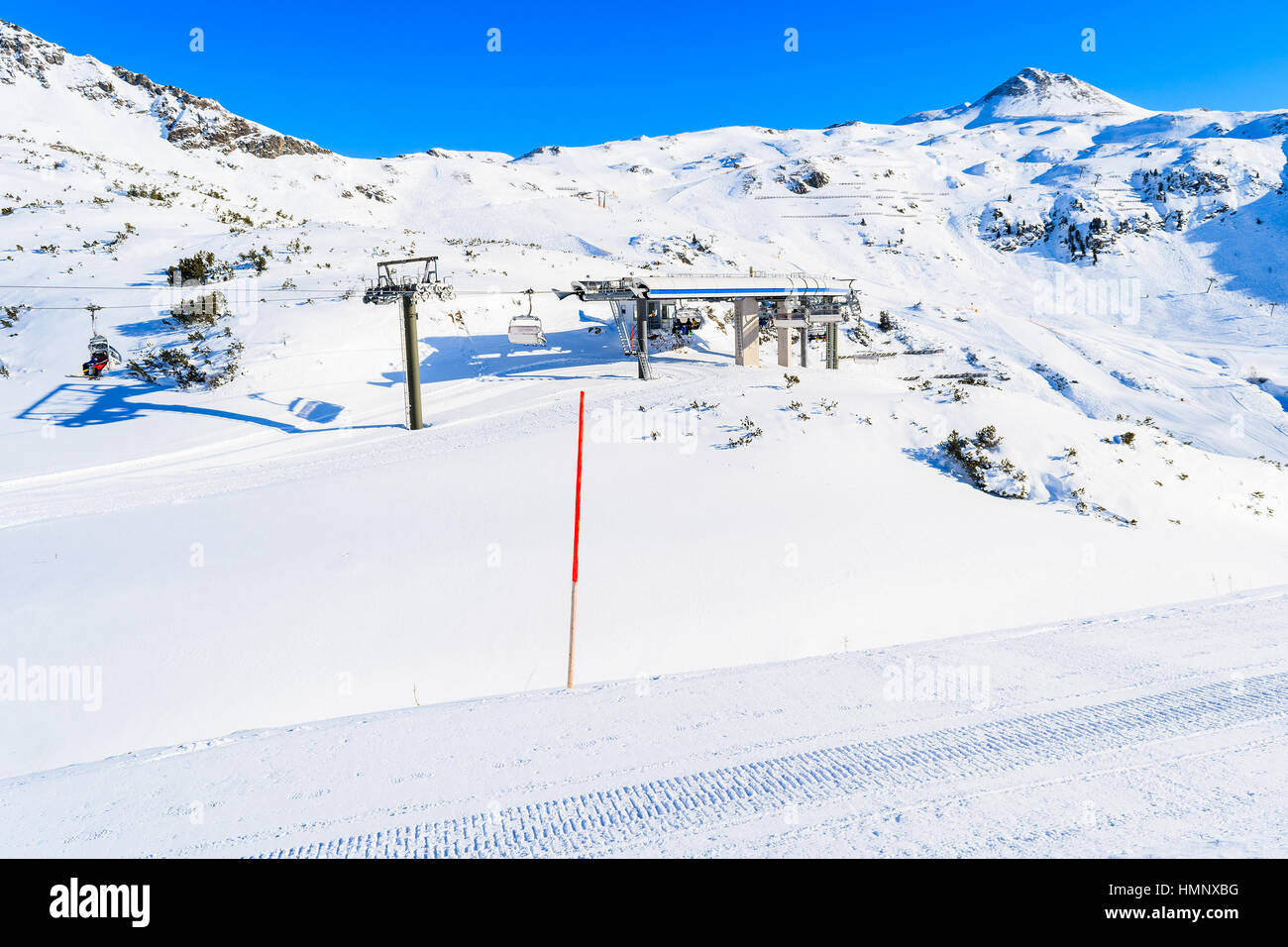 Ansicht der Skiliftstation und Pisten in Obertauern Resort, Österreich Stockfoto