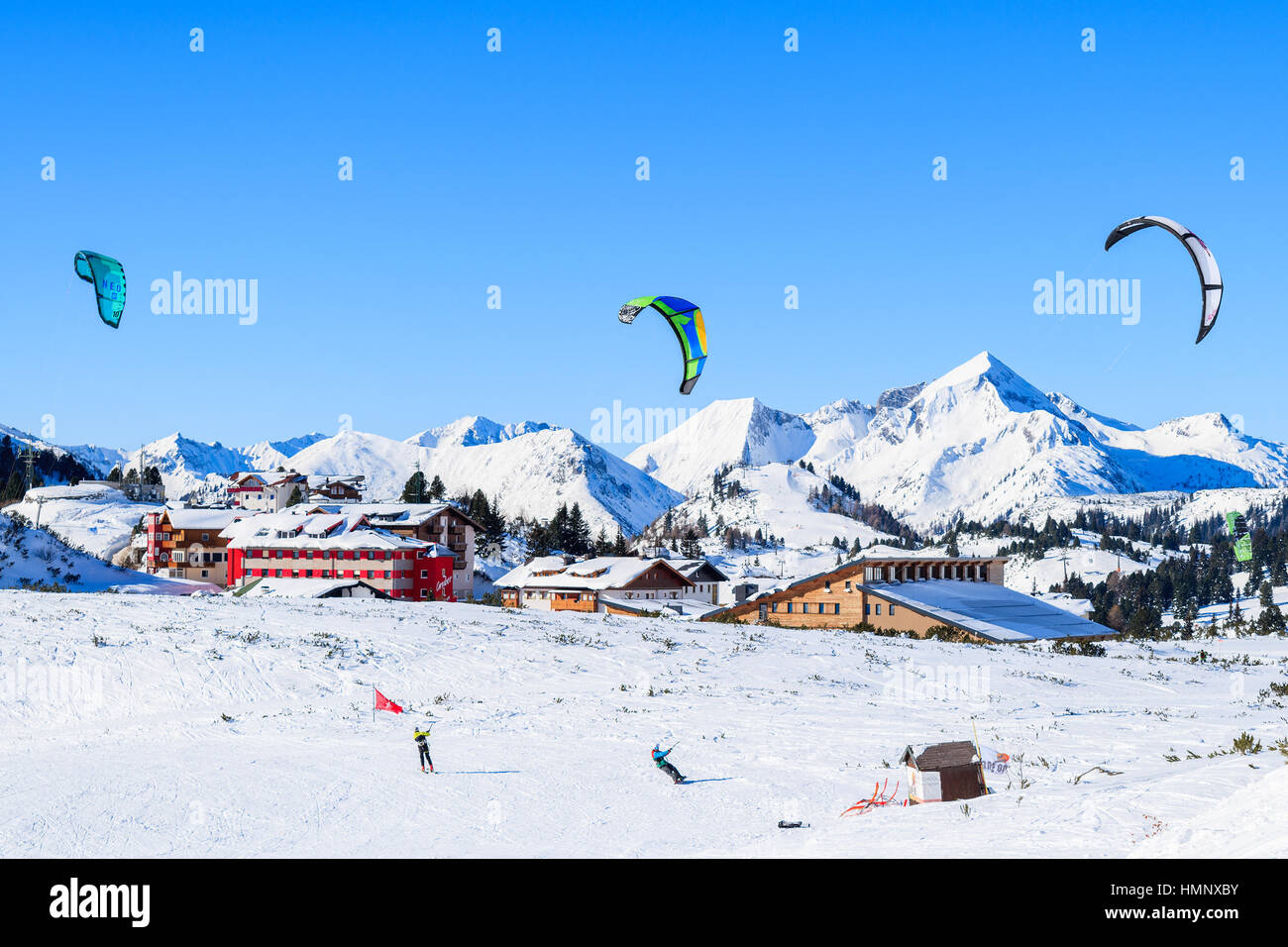 OBERTAUERN SKI RESORT, Österreich - 22. Januar 2017: Skifahrer mit Drachen fliegen im Skigebiet Obertauern im Salzburger Land, Österreichische Alpen. Stockfoto
