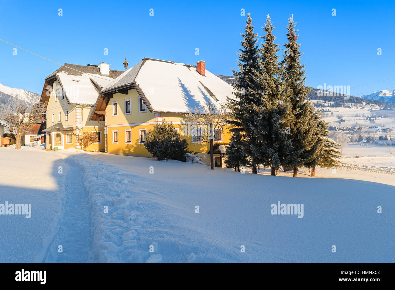 Pfad im Schnee zu typischen Gasthäusern in Mauterndorf-Dorf in der Wintersaison, Salzburger Land, Österreich Stockfoto
