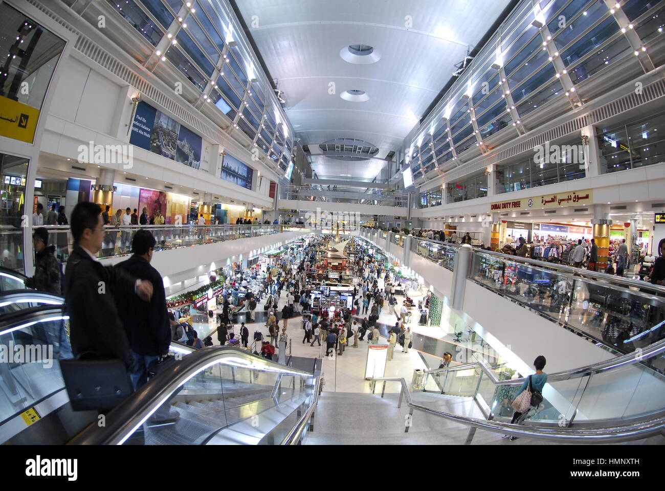 Dubai Airport Ist Gefullt Mit Mega Stores Shopping Moglichkeiten Und Souvenir Steht Stockfotografie Alamy