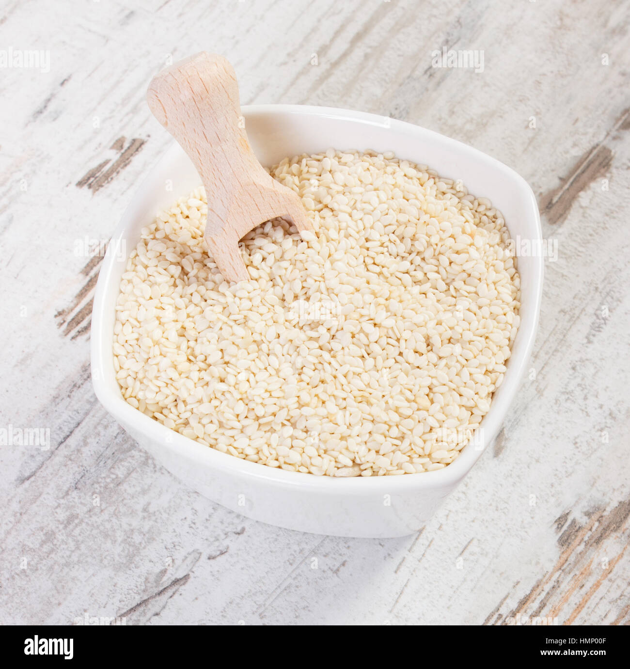 Haufen von Sesam in Schüssel mit Kalzium und diätetische Faser, natürlichen Quellen für Mineralien, gesunde Lebensweise und Ernährung Stockfoto