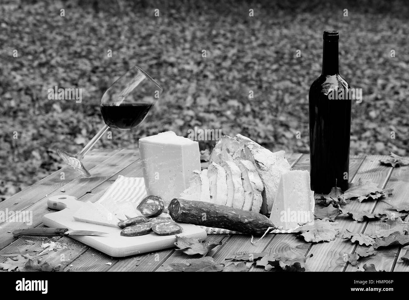 Trinken Sie auf dem Tisch in Holz gießt den Wein im Glas. Stockfoto