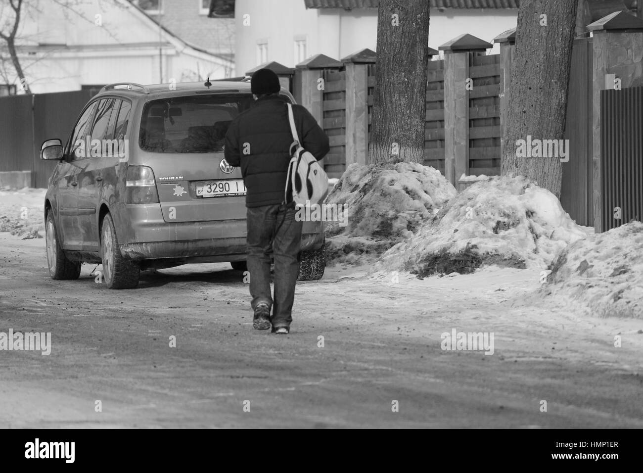 Gesundheit starken jungen Mann schnell Fuß auf der Straße in gefrorenen sonnigen Tag winter Stockfoto