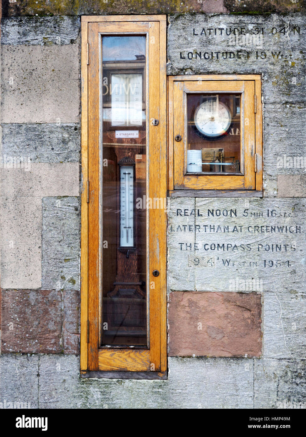 Wetter-Registriergeräte gesetzt in der Wand des Winchester Guildhall. Stockfoto