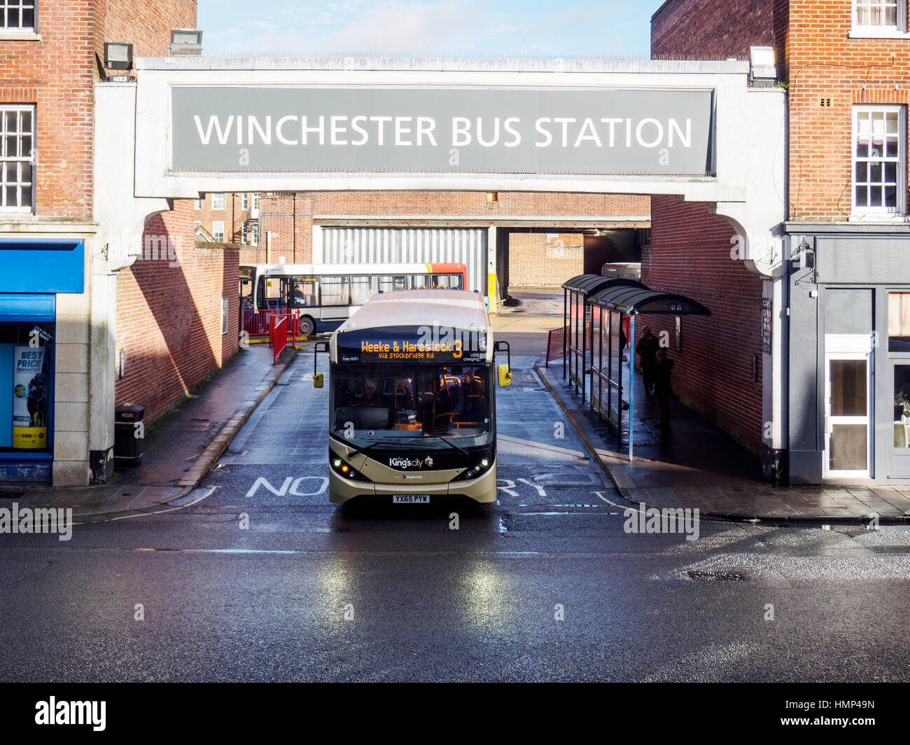 Ein einzelnes Decker Bus fährt Winchester Busbahnhof. Stockfoto