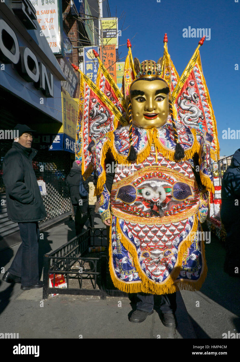 Ein Mann in einem Kostüm als der dritte Prinz von Taiwan in die chinesische neue Jahre Day Parade in Chinatown, Downtown Flushing, New York City. Stockfoto