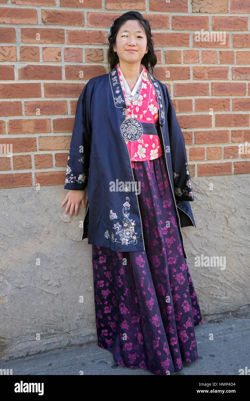 Eine schöne Teenager in einem ethnischen Kostüm an die chinesische neue Jahre Day Parade in Chinatown, Downtown Flushing, New York City. Stockfoto