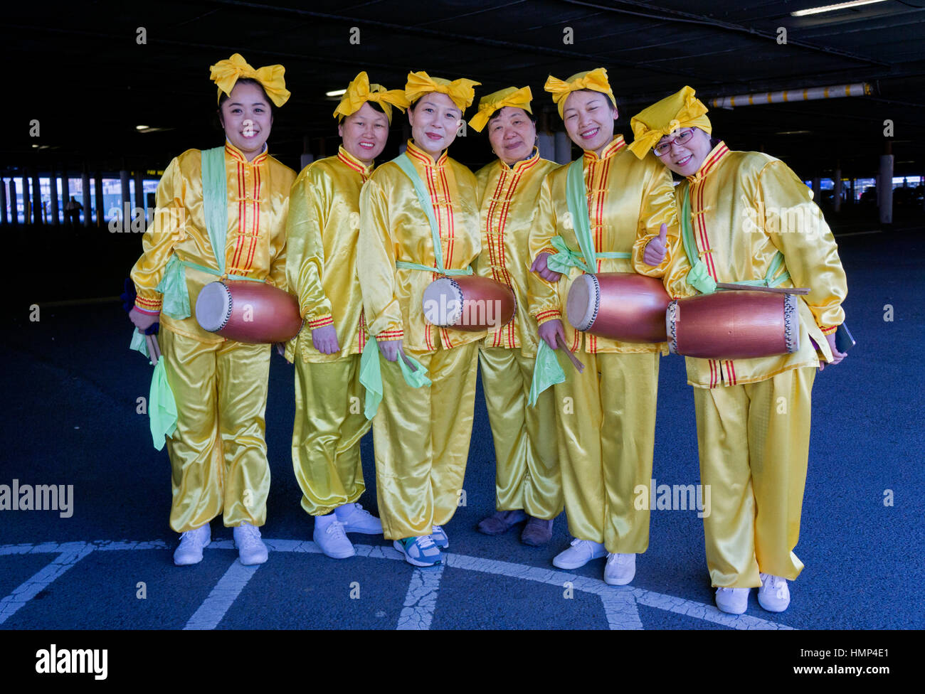 Sechs Falun Gong chinesische Frauen in ethnischen Kostümen bei der Parade zum chinesischen Neujahrstag in Chinatown, im Stadtzentrum von Flushing, New York City. Stockfoto