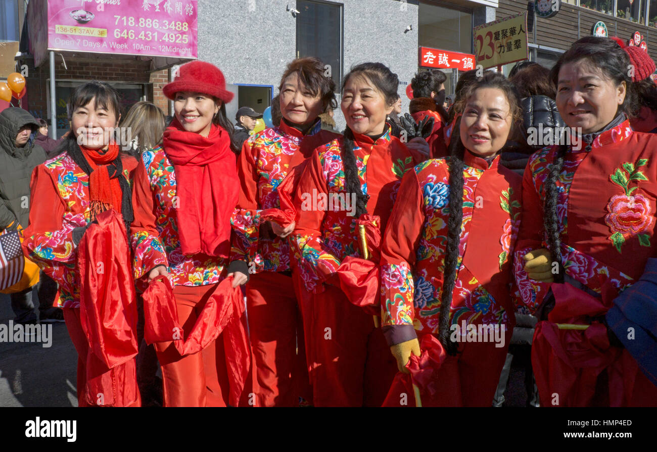 Sechs Frauen unterschiedlichen Alters in farbenfrohen Kostümen bei der Parade zum chinesischen Neujahrstag in Chinatown, Downtown Flushing, New York City. Stockfoto