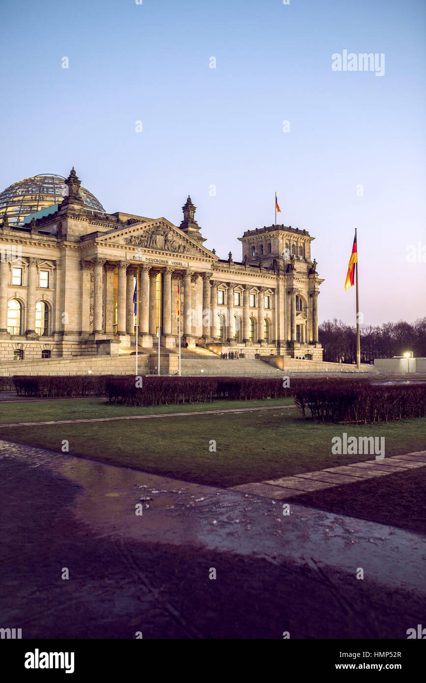 Berlin, Deutschland - 22. Januar 2017 - Reichstagsgebäude des Deutschen Bundestages in Berlin, Deutschland. Blick bei Sonnenuntergang Dämmerung. getönten Bild. Stockfoto