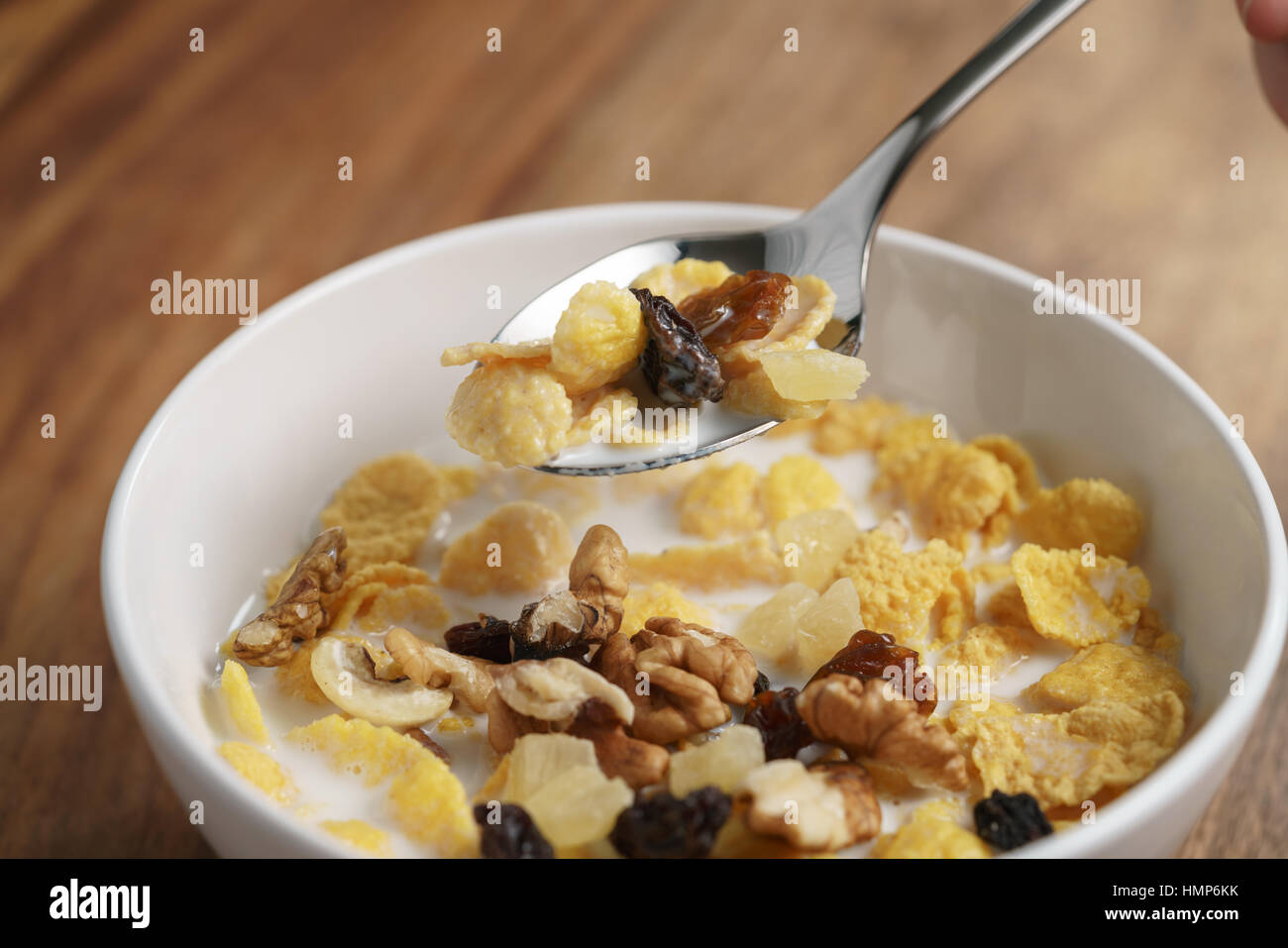 Cornflakes mit Früchten und Nüssen Essen in weiße Schüssel Stockfoto