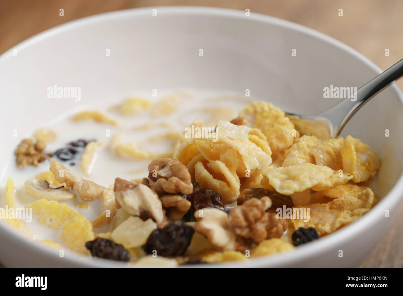 Cornflakes mit Früchten und Nüssen Essen in weiße Schüssel Stockfoto