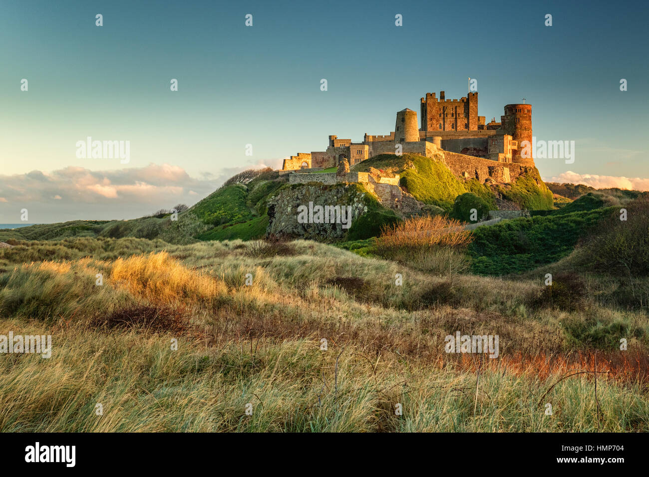 Am späten Nachmittag leichte über Bamburgh Castle in Northumberland Stockfoto