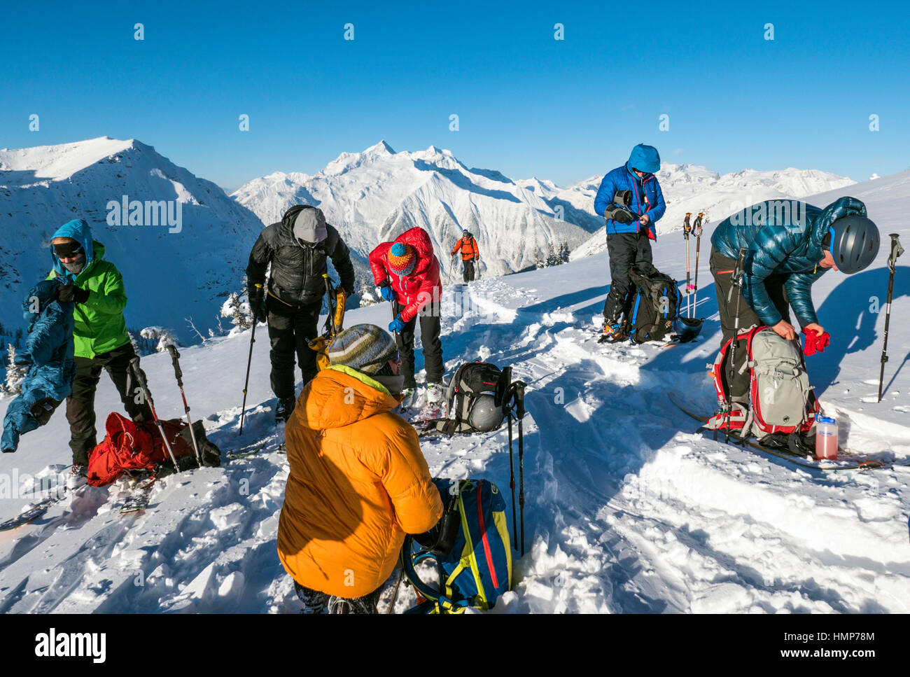 Backcountry Skifahrer verwenden synthetische Felle um zu klettern; Esplanade-Bereich; Selkirk Mountains in der Nähe von remote Sentry Lodge;  Britisch-Kolumbien; Kanada Stockfoto