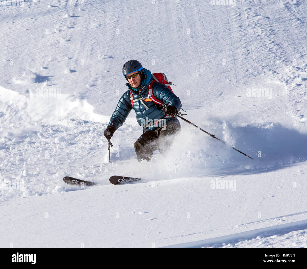 Männliche Backcountry Skifahrer im frischen Pulverschnee; Esplanade-Bereich; Selkirk Mountains in der Nähe von remote Sentry Lodge;  Britisch-Kolumbien; Kanada Stockfoto