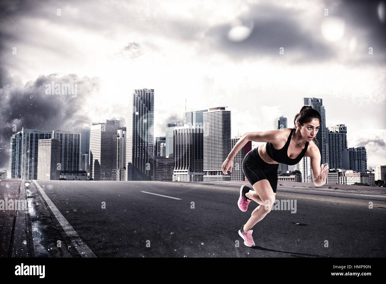 Sportliche Frau Läufer auf dem Asphalt einer Straße, Stadt Stockfoto