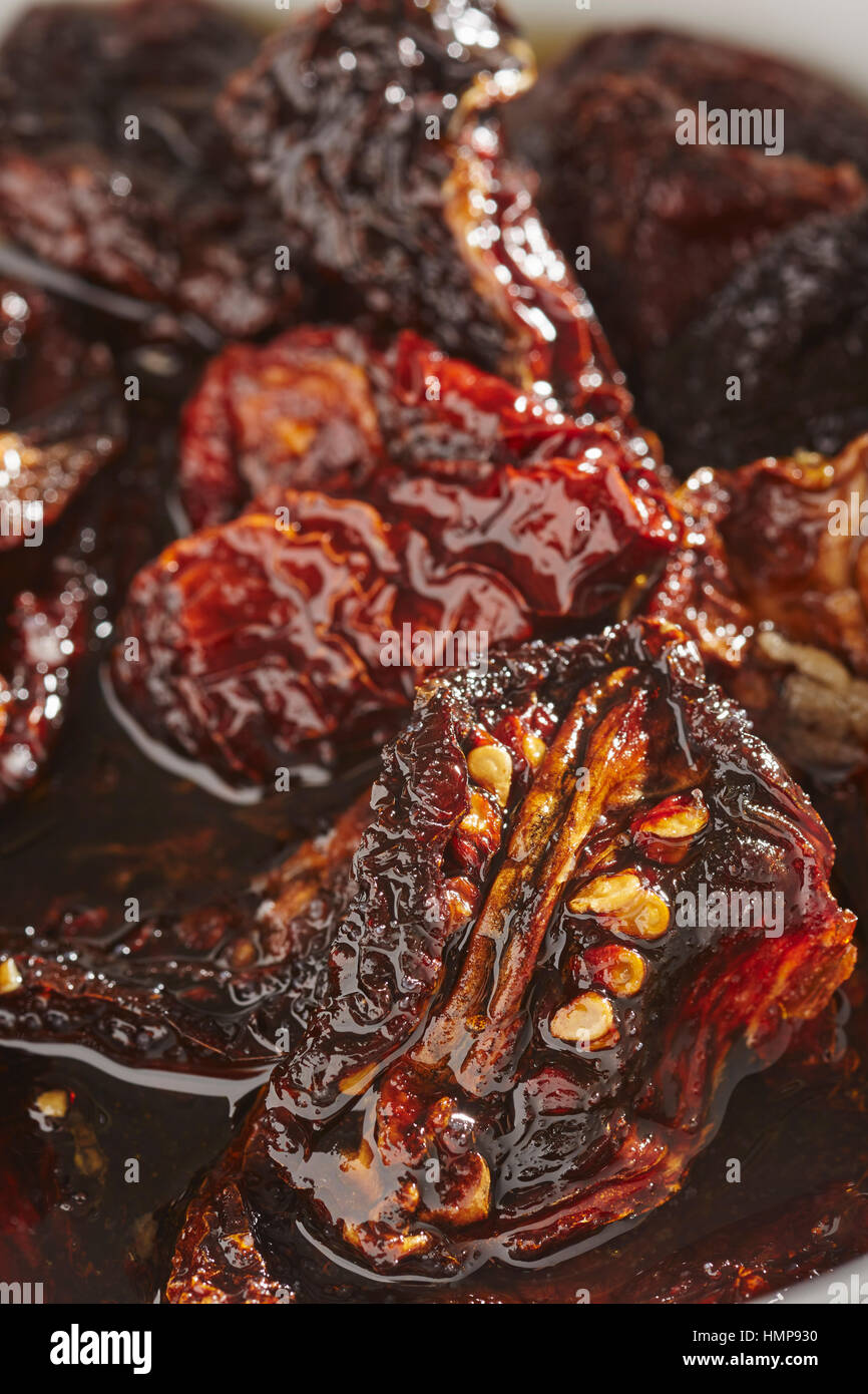 sonnengetrocknete Tomaten in Olivenöl, eine südliche italienische Spezialität Stockfoto