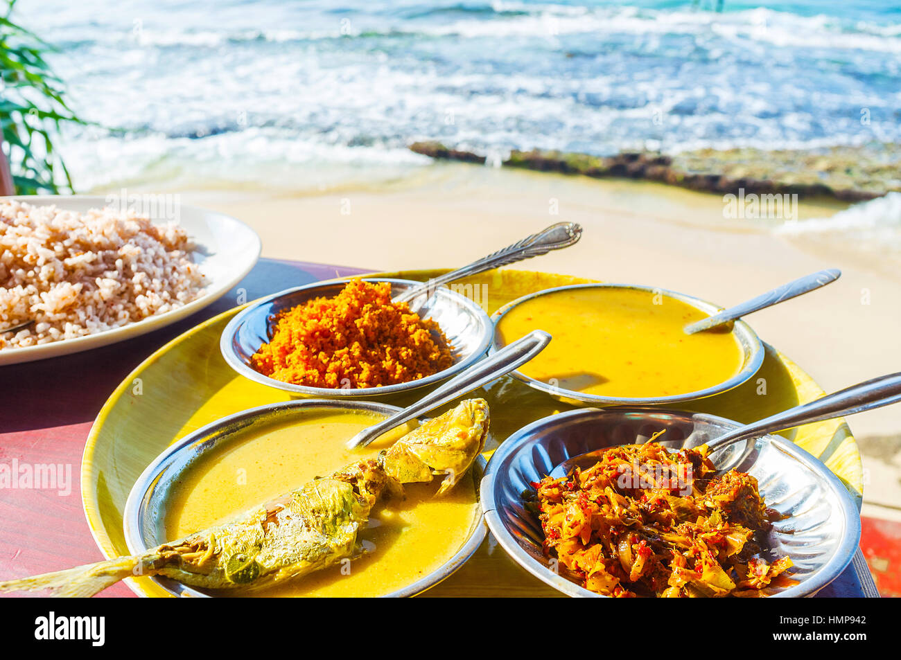 Die würzigen Fisch-Curry mit Gemüse, Dhal und rotem Reis in küstennahen Straßencafé, Ahangama, Sri Lanka. Stockfoto