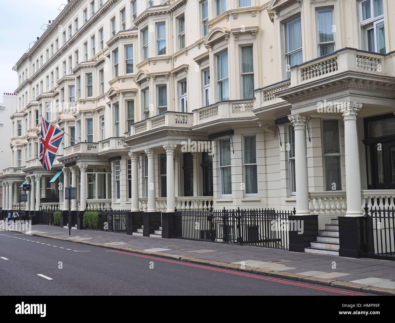 London, Straße mit eleganten Stadthäusern Stockfoto