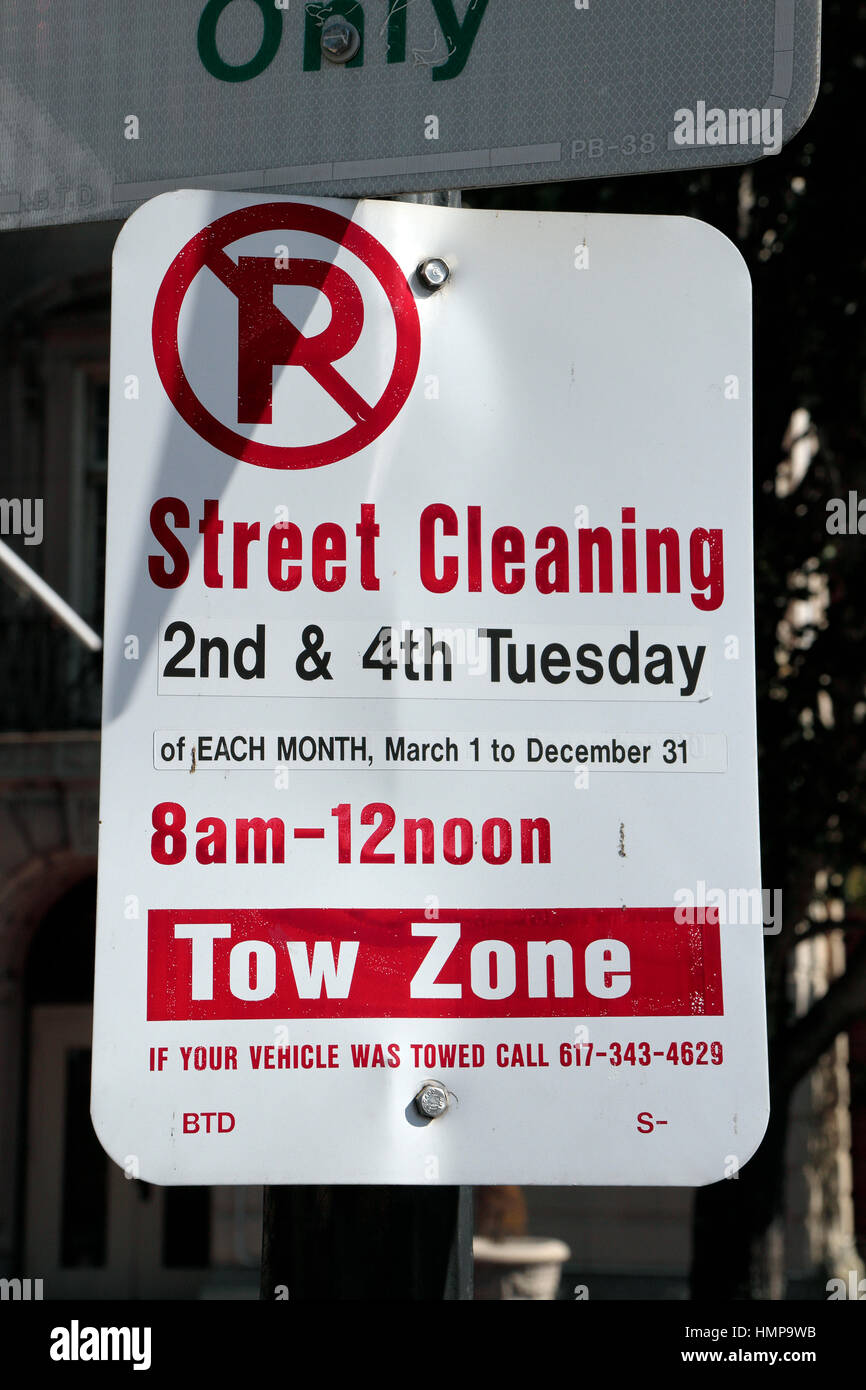 Zeichen, die Beratung von Bewohnern der Straße Reinigung Tage (und No Parking) auf eine Stelle in Boston, Massachusetts, Vereinigte Staaten. Stockfoto