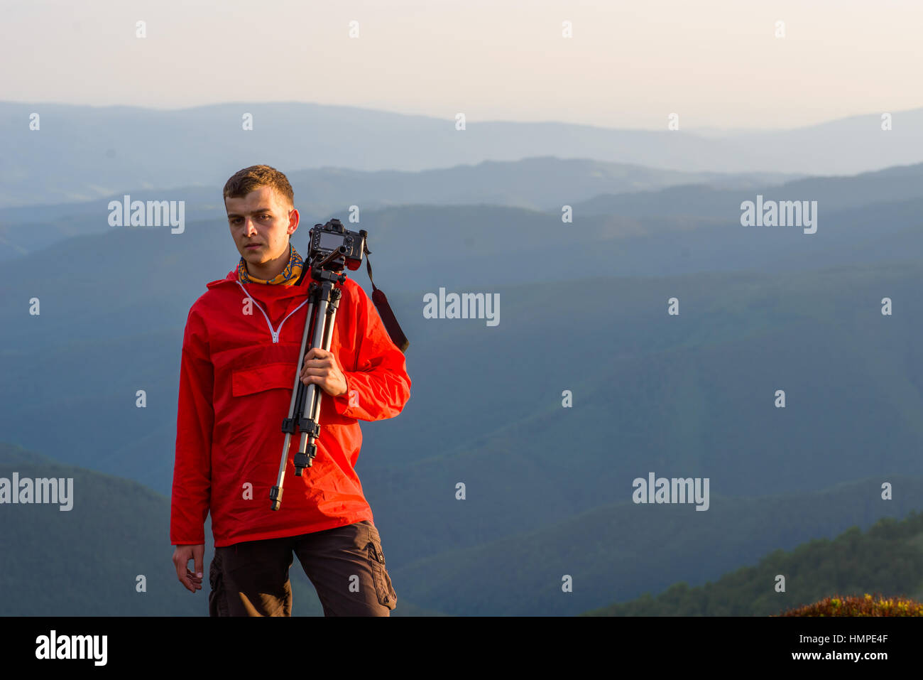 Fotograf mit einem Stativ und Kamera Stockfoto
