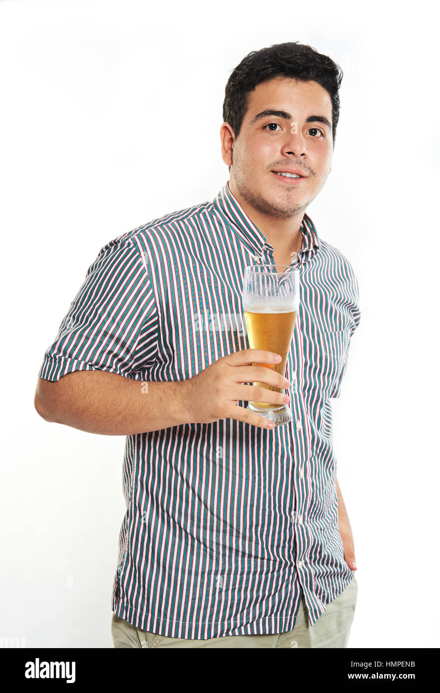 Latino Kerl halten Bier isoliert auf weiss Stockfoto