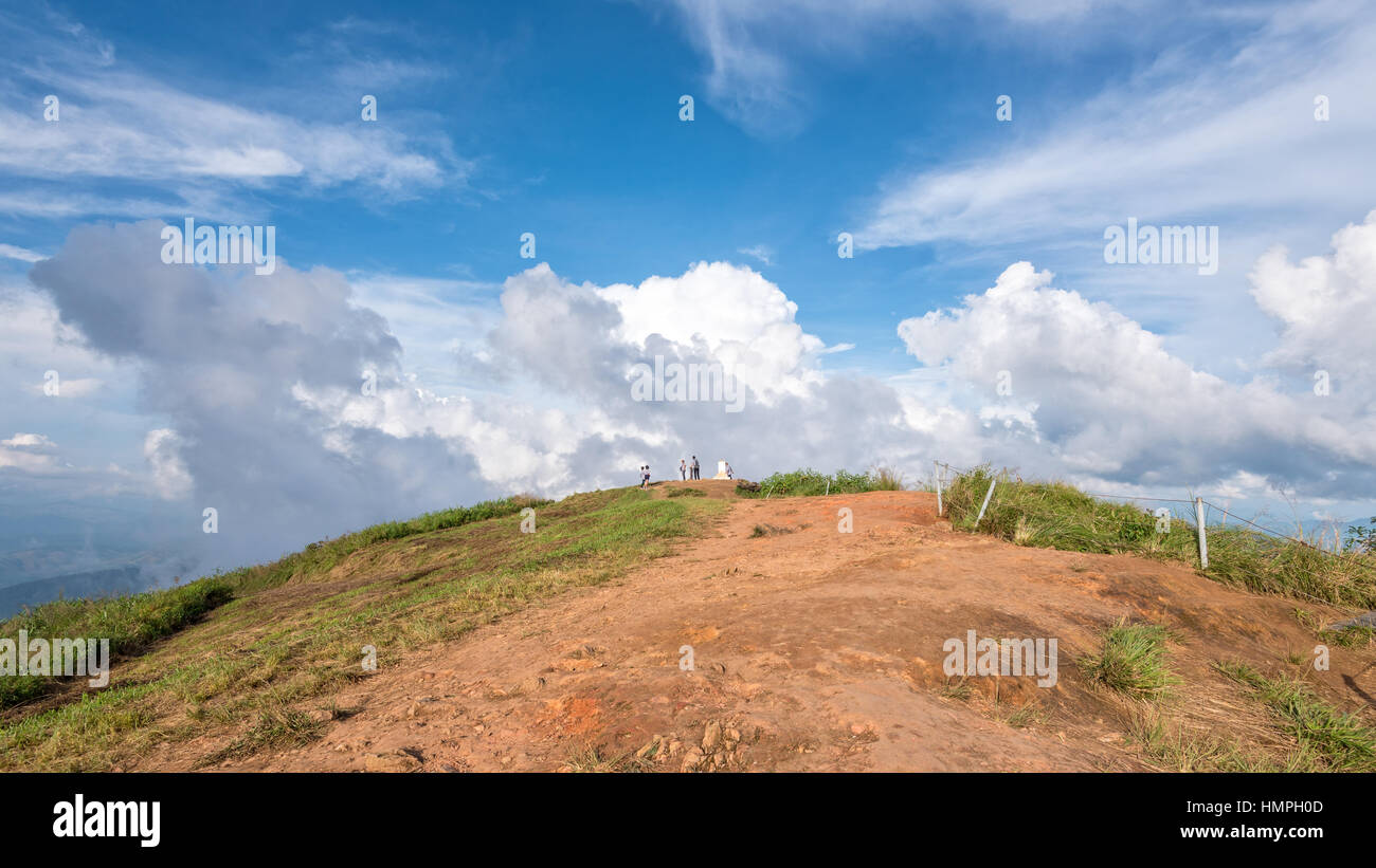 Touristen auf dem Hügel und blauer Himmel mit weißen Wolke über dem hohen Berg Aussichtspunkt des Phu Chi Fa Forest Park in der Provinz Chiang Rai Thailand, 16:9 Stockfoto