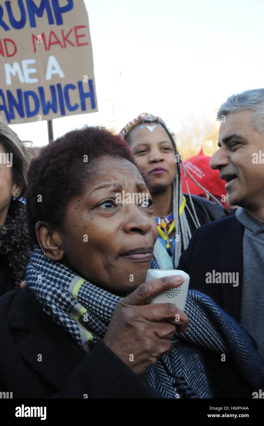 US-amerikanische Schriftstellerin Bonnie Greer, mit März 2017 Frauen; gegen US-Präsident Donald Trump. auf dem Londoner Trafalgar Square. Stockfoto