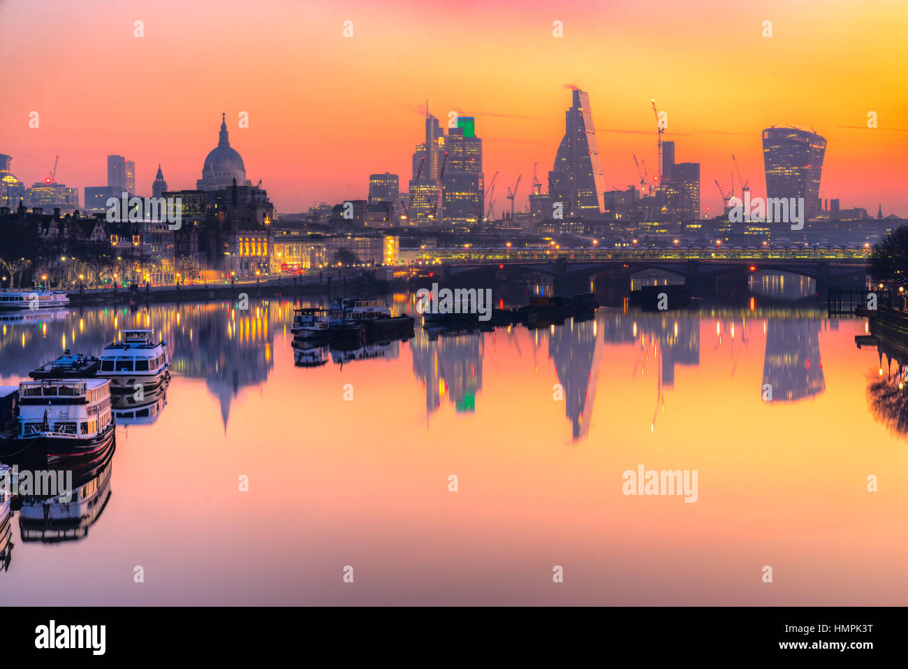 Der Londoner Skyline bei Sonnenaufgang mit Basilika St. Paul und moderne Skyscarpers, London, UK Stockfoto