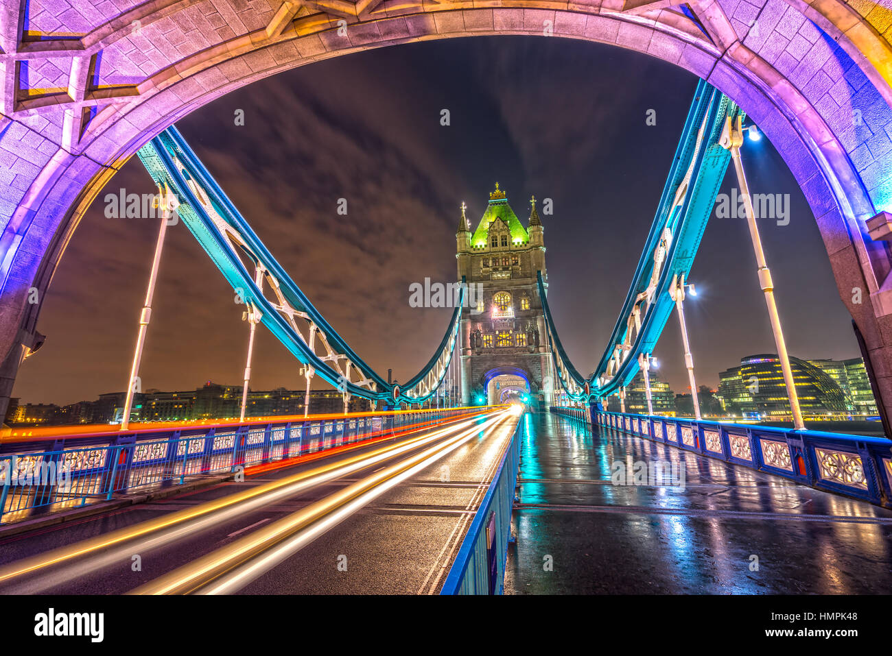 Nachtansicht der Tower Bridge mit Ampel-Trail, London, UK Stockfoto
