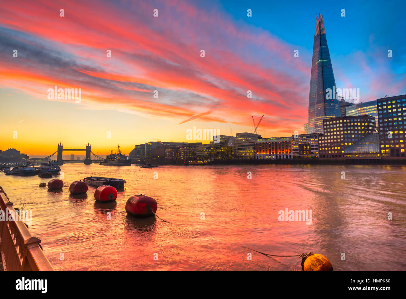 Schöner Sonnenuntergang über London, mit dem Shard und London Bridge. London, UK Stockfoto