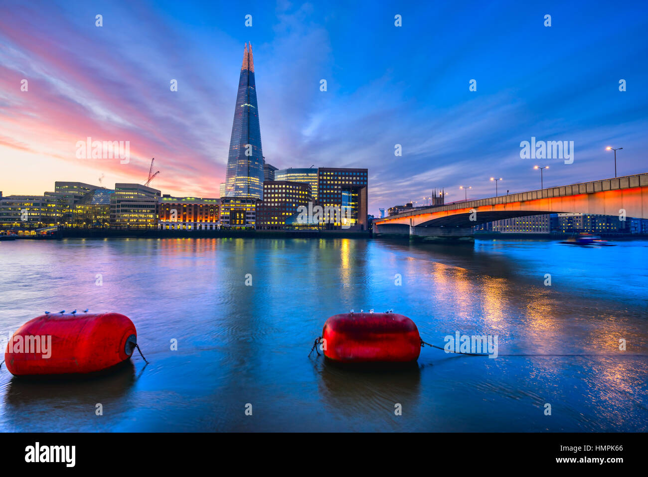 Wunderschönen Sonnenaufgang über London, mit dem Shard und London Bridge. London, UK Stockfoto
