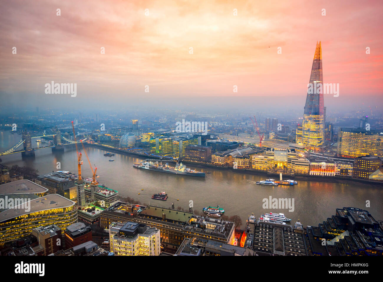 Schöner Sonnenuntergang über London, mit dem Shard und London Bridge. London, UK Stockfoto