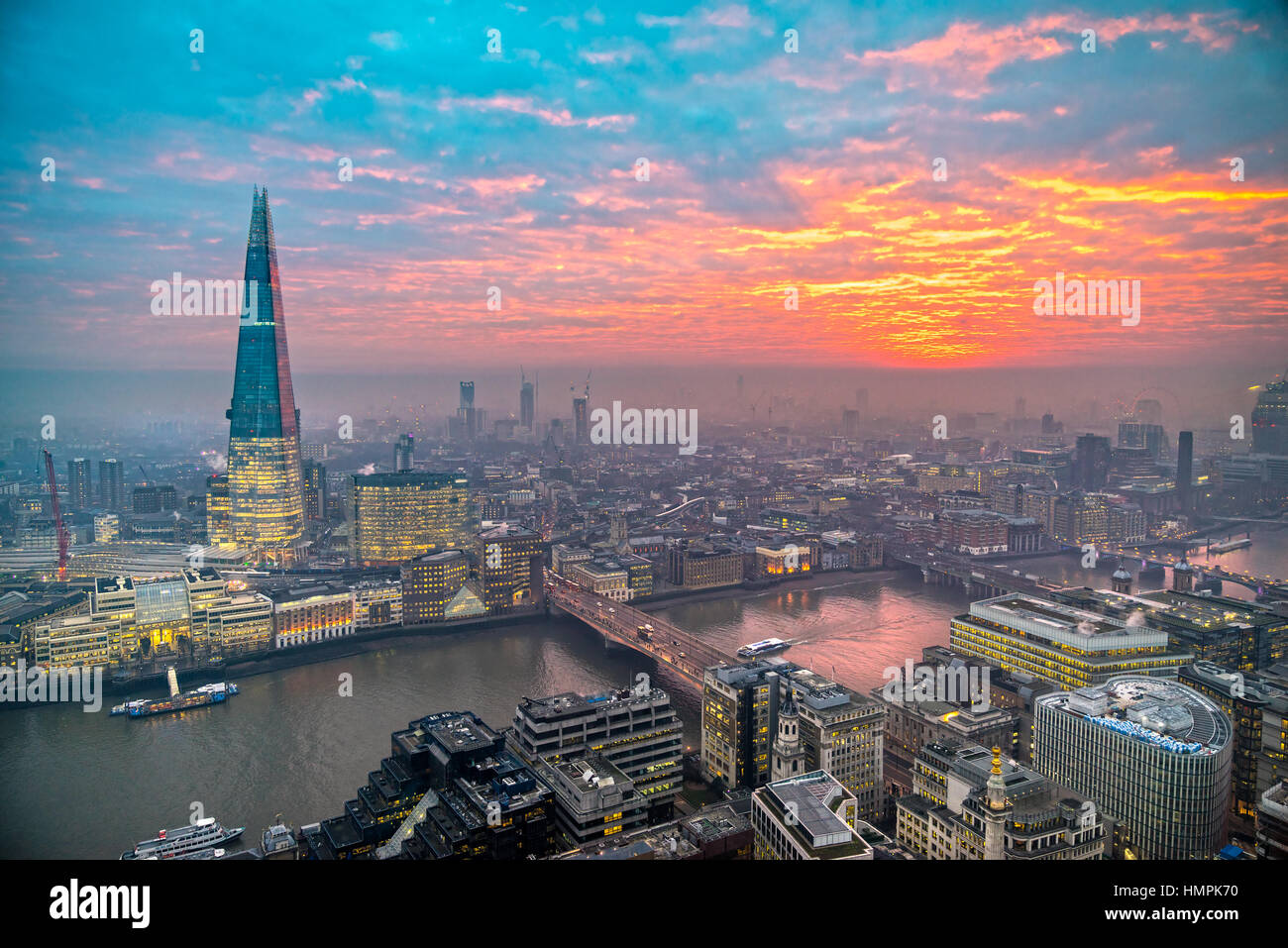 Schöner Sonnenuntergang über London, mit dem Shard und London Bridge. London, UK Stockfoto