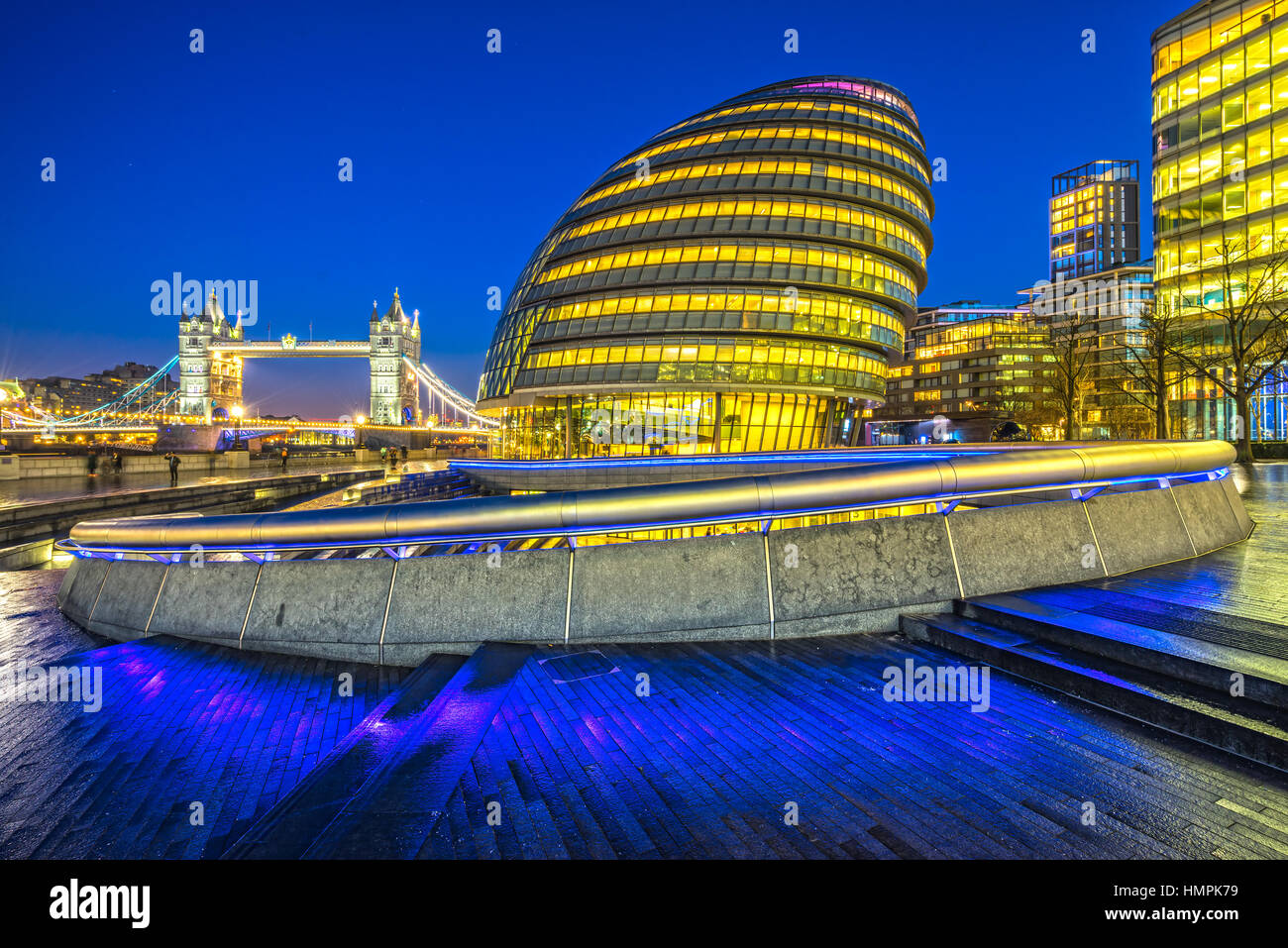Tower Bridge und London City Hall Gebäude, London, UK Stockfoto